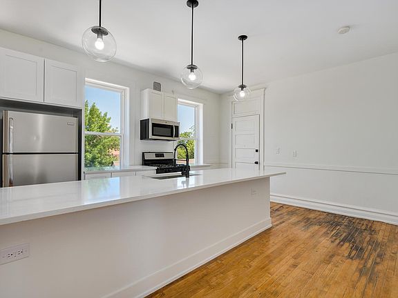 4th image of 2324 S Sacramento Ave #1R