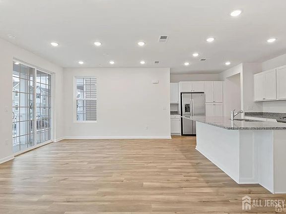 3rd image of 735 Station Rd