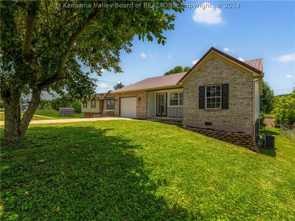103 W Chestnut St, Eleanor, WV 25070