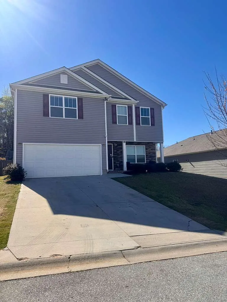 4 bed, 2.5 bath, 2196 sqft, $2,300 — Photo 1