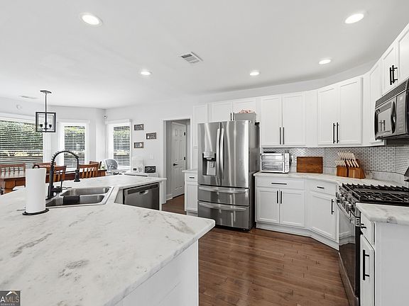 3rd image of 4960 Niagara Dr NW