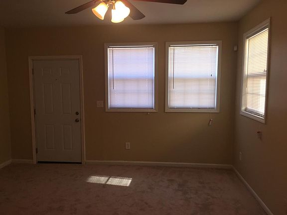 Living Room w ceiling fan