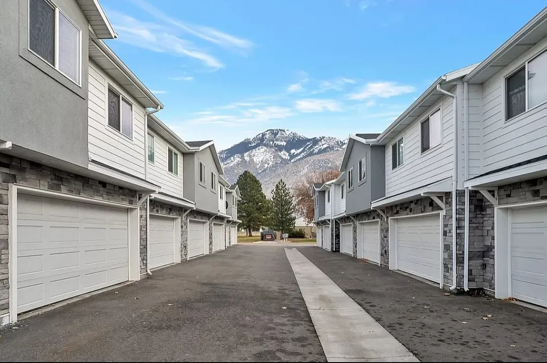 3 bed, 2.5 bath, 1514 sqft, $1,720 — Photo 2
