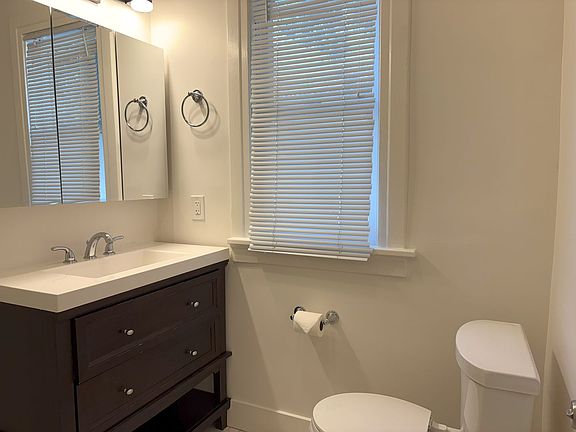 5th image of 628 Waverley St APT A