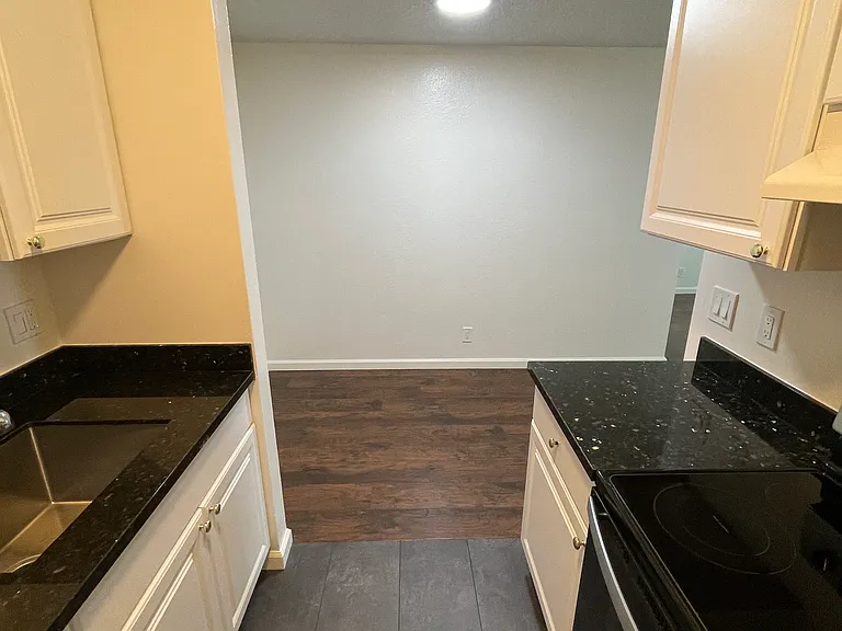 Sierra Vista Apartments — Photo 18