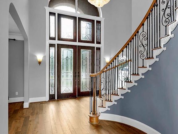 4th image of 205 Woodbridge Trl