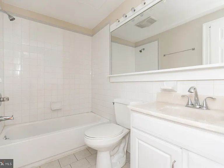 242 S 8th St #4 — Photo 27