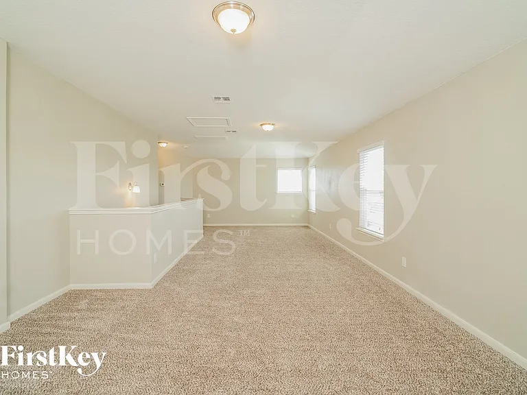 2267 Hawk Dr — Photo 4