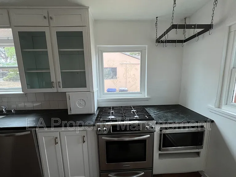 411 Wellesley Dr SE — Photo 8