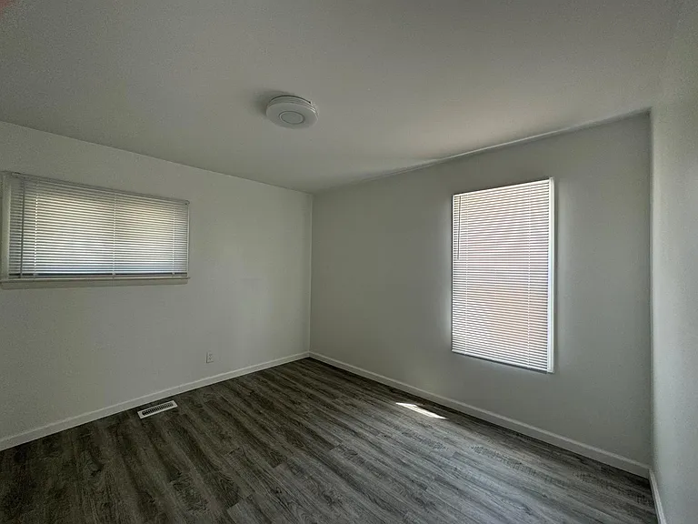 560 E Kalama Ave — Photo 2