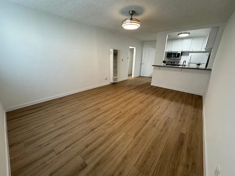 14220 Burbank Blvd — Photo 21