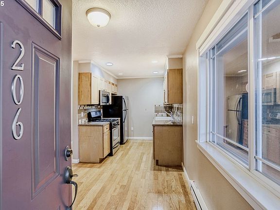 3rd image of 3925 SW Multnomah Blvd #206