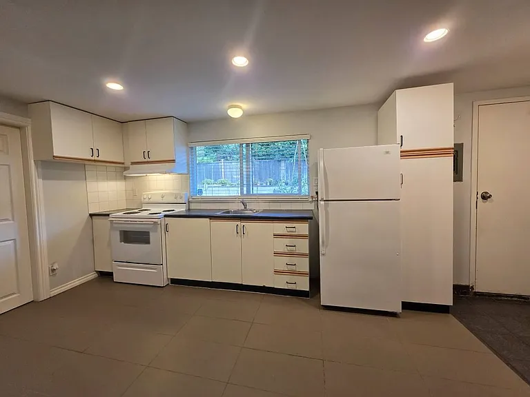 737 Robinson St — Photo 5