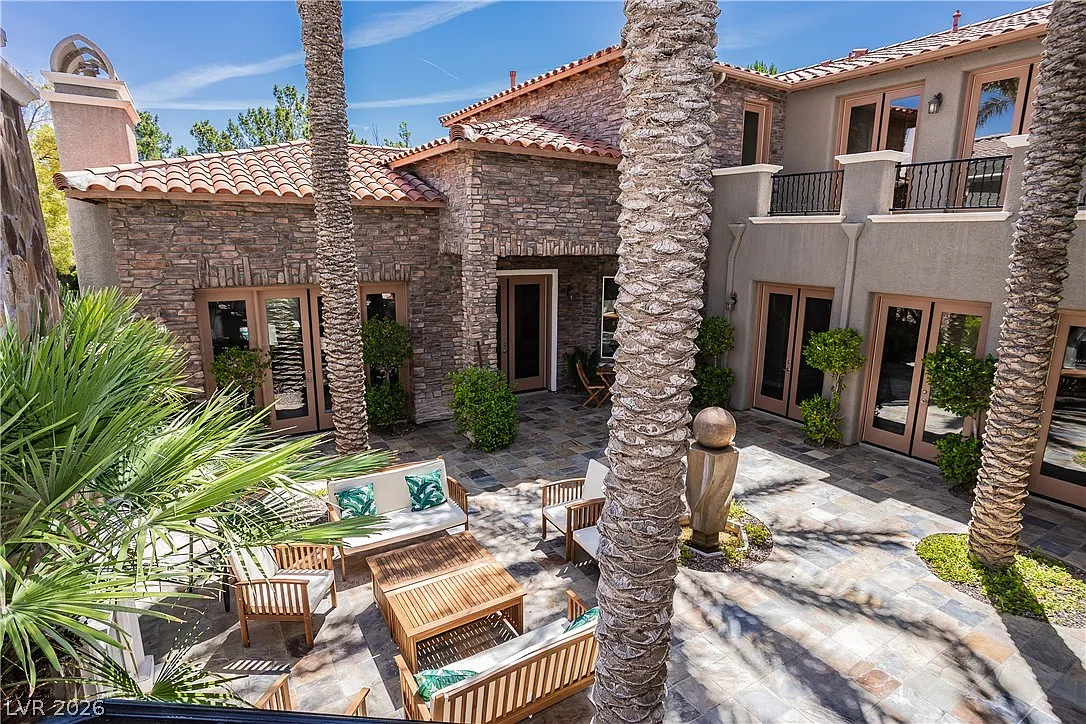 5 bed, 5.5 bath, 5098 sqft, $14,800 — Photo 3