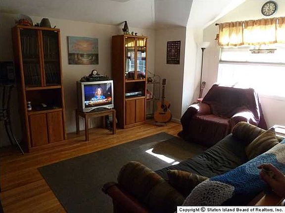 3rd image of 105 Lamport Blvd