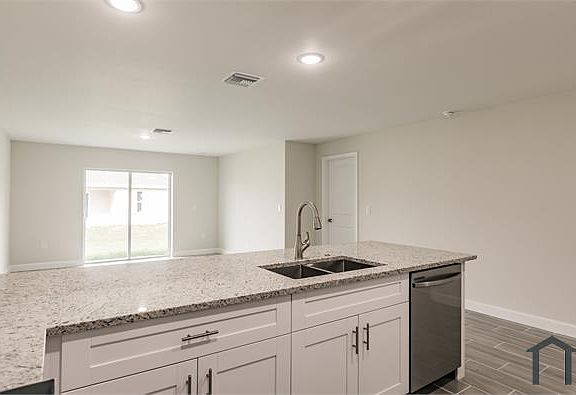 5th image of 329 Bell Blvd S