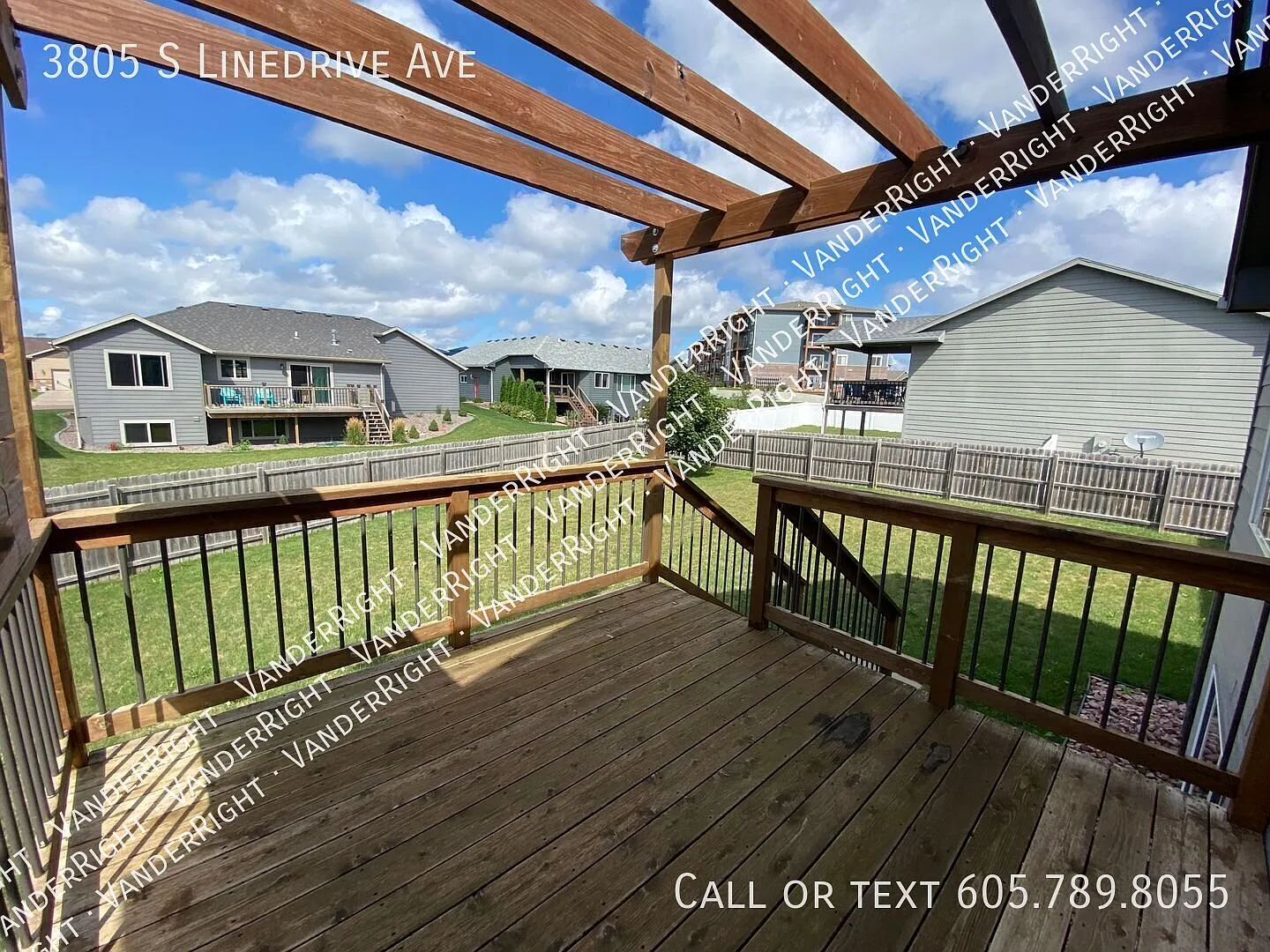 Gorgeous 4 Bedroom House With Fenced Yard! — Photo 2