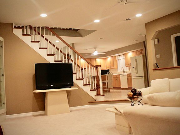 4th image of 163 Laconia Ave