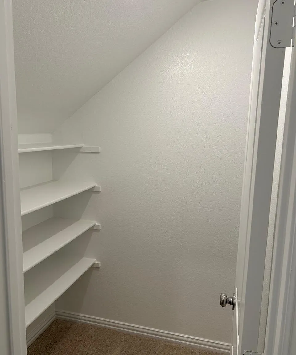 4 bed, 2472 sqft, $2,600 — Photo 4