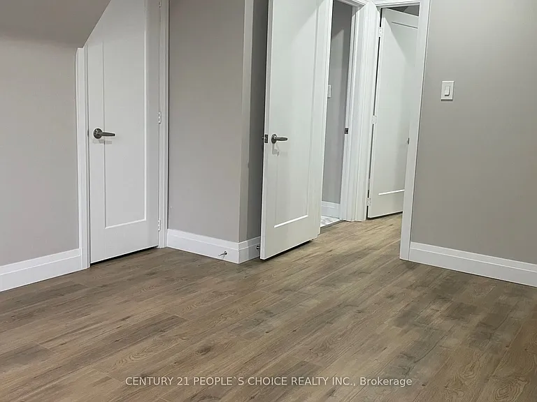 136 Edgemont St N — Photo 28