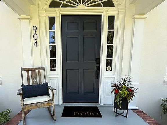 3rd image of 904 N Poplar St