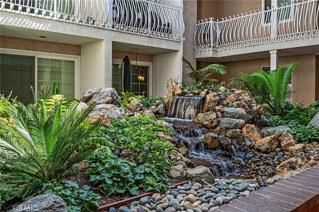 2 bed, 2013 sqft, $5,400 — Photo 2