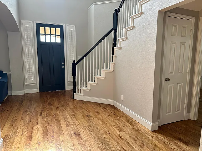 2050 Garden Crest Dr — Photo 2