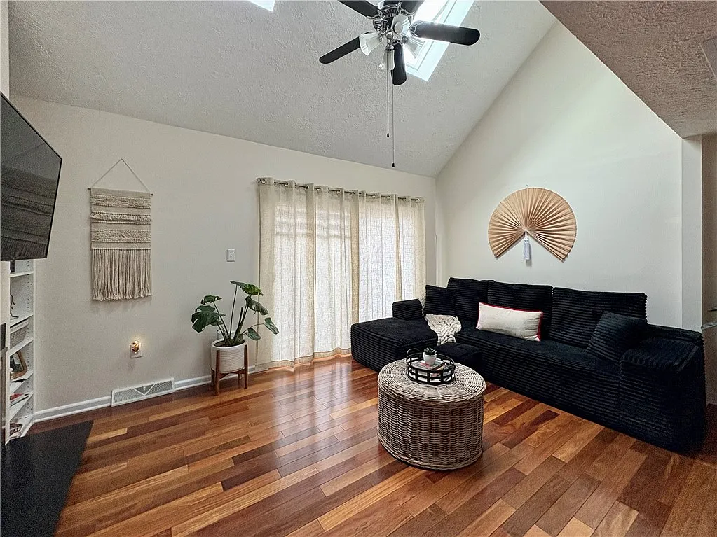 3 bed, 1122 sqft, $1,950 — Photo 2