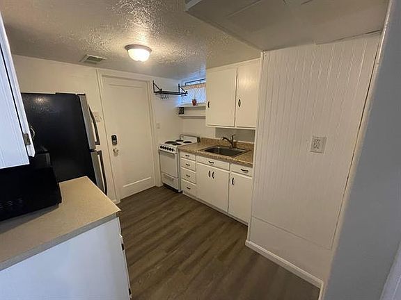 3rd image of 1525 1/2 E Fremont St