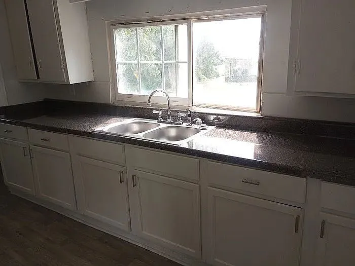 3 bed, 1.0 bath, $800 — Photo 2