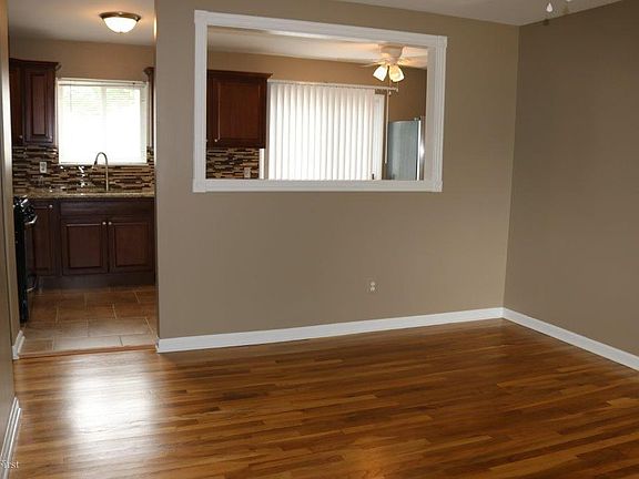 3rd image of 23040 Glenbrook St
