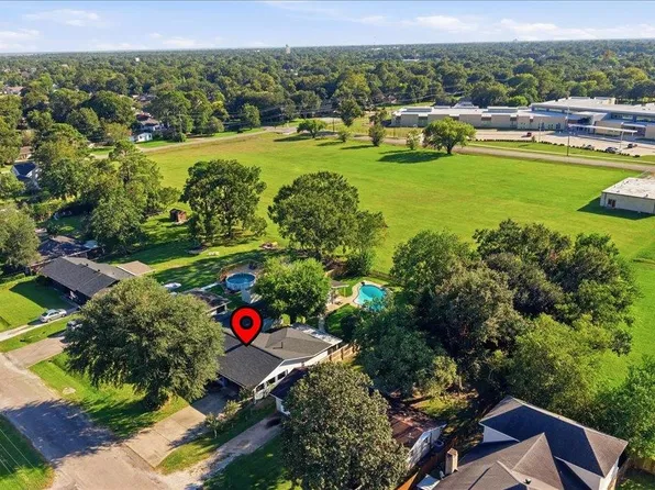 3821 Suncrest Dr, Groves, TX 77619