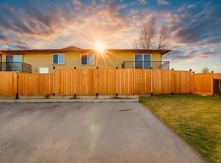 151 NW Pinehill Rd NE #F, Calgary, AB T1Y 2M4