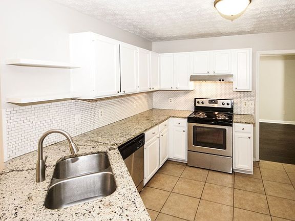 3rd image of 2710 Trotters Pointe Dr