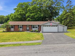 4 Surrey Ln, Peabody, MA 01960