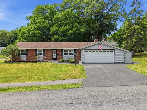 4 Surrey Ln, Peabody, MA 01960