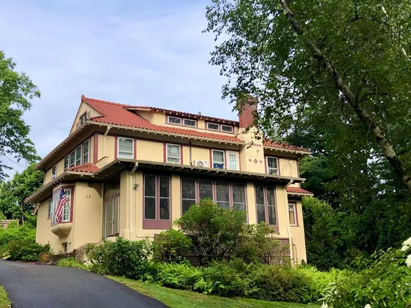 17 Cleveland St, Holyoke, MA 01040