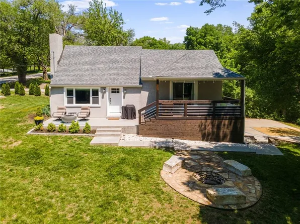 6015 NW Bell Rd, Parkville, MO 64152