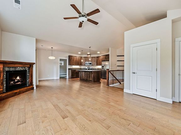 3rd image of 215 Oak Knl