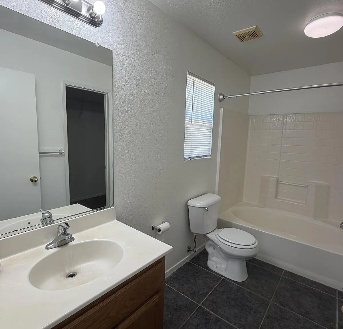 3 bed, 2.5 bath, 1223 sqft, $2,150 — Photo 4