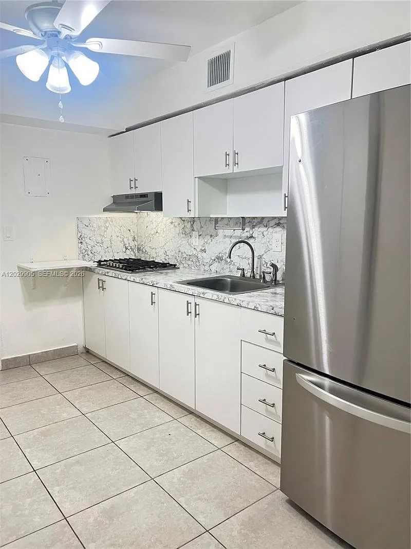 3 bed, 2.0 bath, 1606 sqft, $3,475 — Photo 3