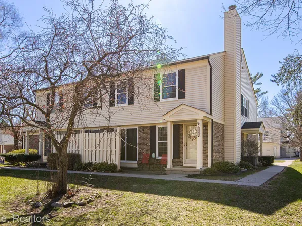 2117 Hidden Meadows Dr Unit C, Walled Lake, MI 48390