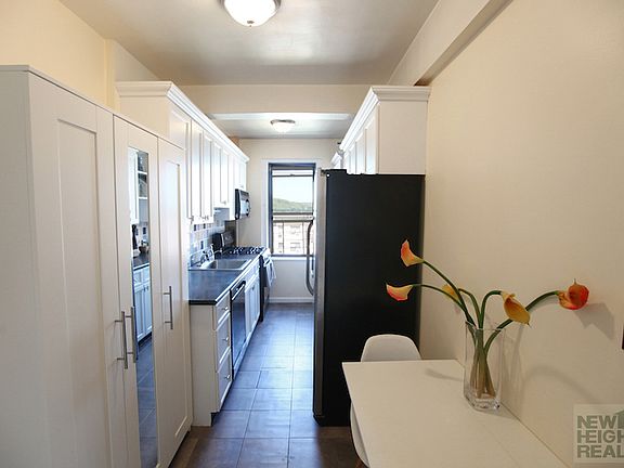 3rd image of 70 Park Ter W APT E51
