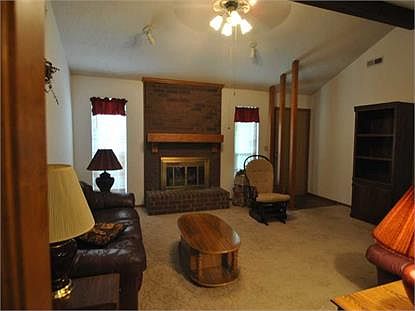 4th image of 581 E Village Dr