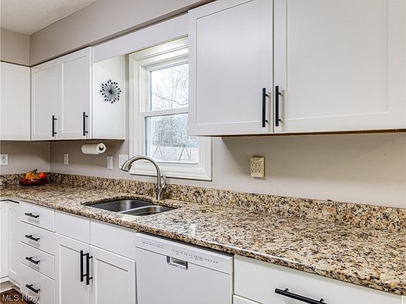 4th image of 1348 Atterbury Dr