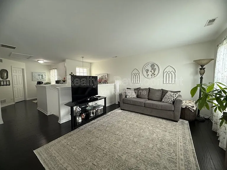1064 Turin Dr — Photo 3
