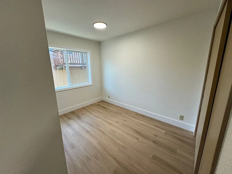 708 NE Avery St — Photo 33