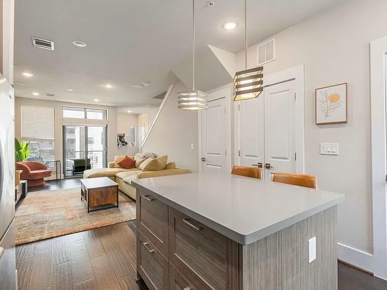 2401 Crawford St — Photo 1