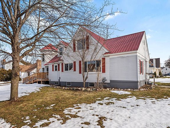 3rd image of 631 Three Mile Rd NE