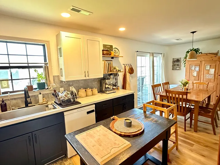 60 Carriage House Dr — Photo 2
